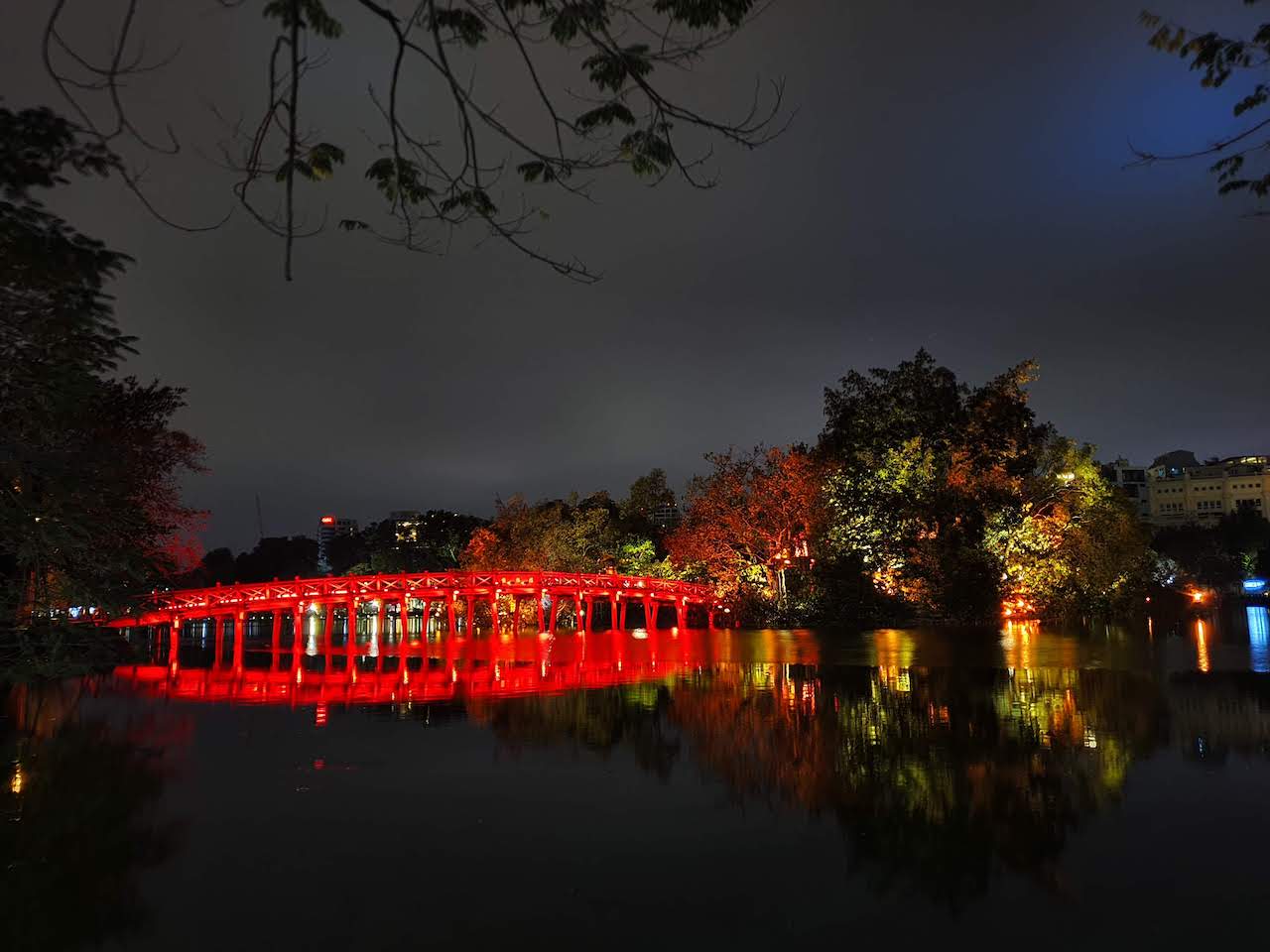 hanoi hoan kiem lake at night